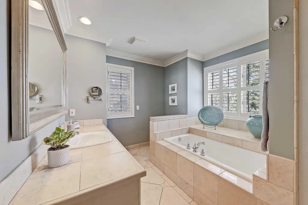 446 Killarney Glen Court SW Calgary AB T3E 7H4