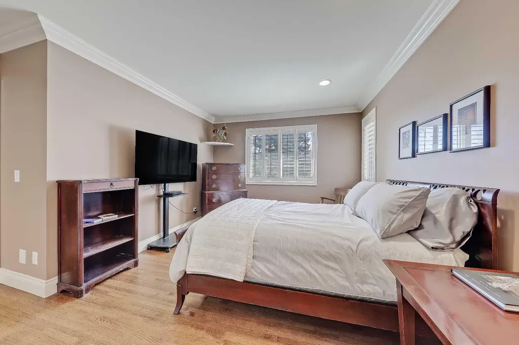 446 Killarney Glen Court SW Calgary AB T3E 7H4