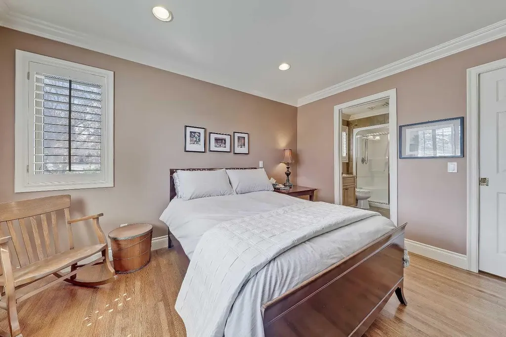 446 Killarney Glen Court SW Calgary AB T3E 7H4