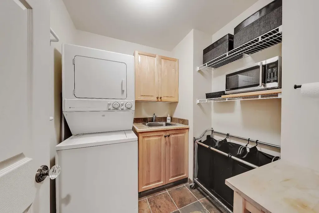 446 Killarney Glen Court SW Calgary AB T3E 7H4