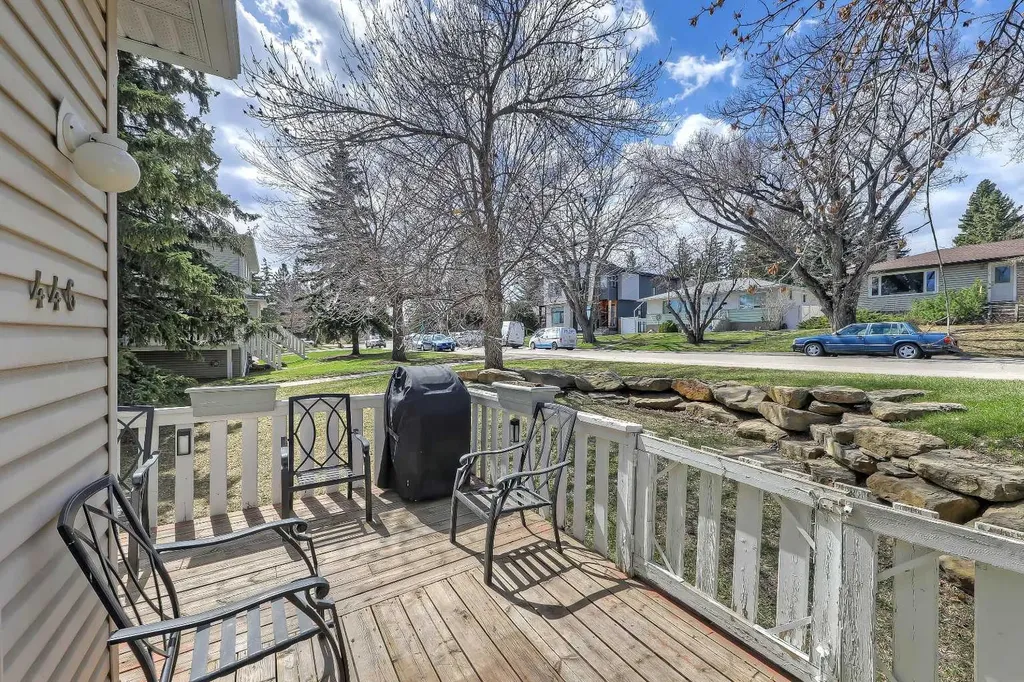 446 Killarney Glen Court SW Calgary AB T3E 7H4
