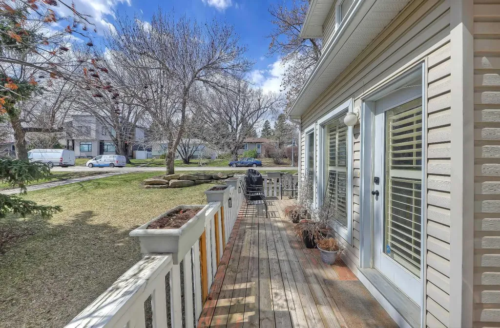 446 Killarney Glen Court SW Calgary AB T3E 7H4