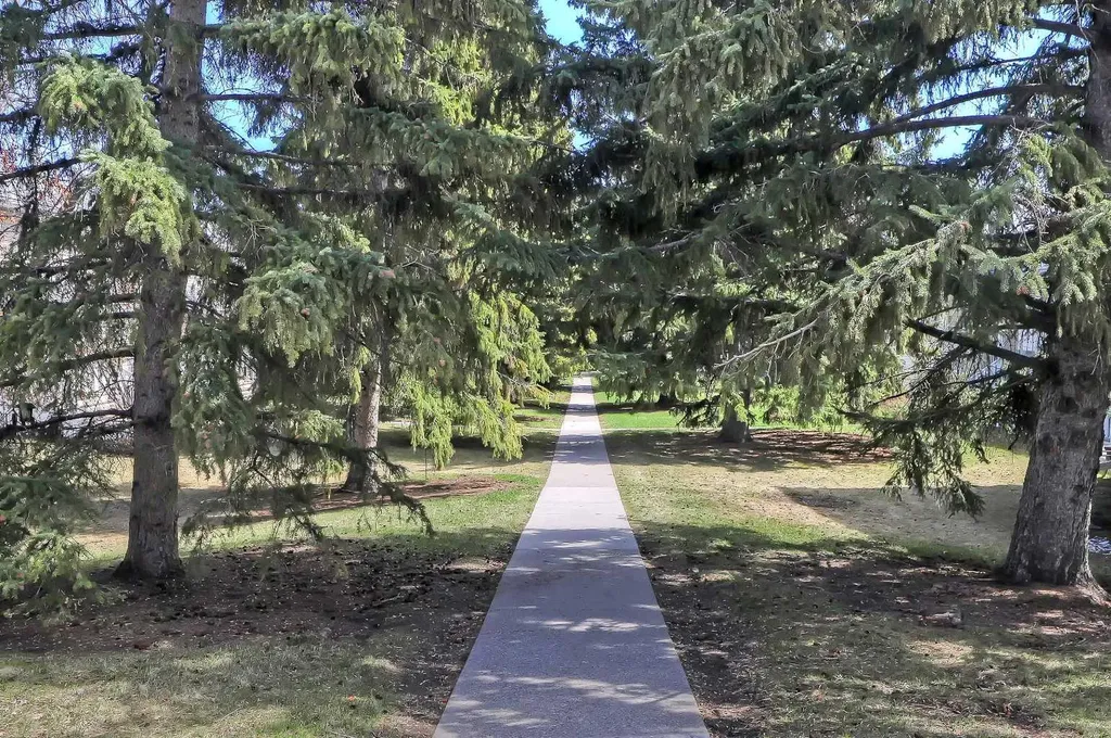 446 Killarney Glen Court SW Calgary AB T3E 7H4