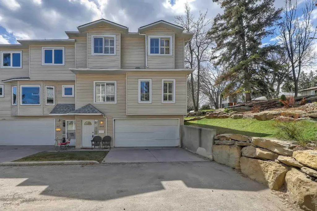 446 Killarney Glen Court SW Calgary AB T3E 7H4