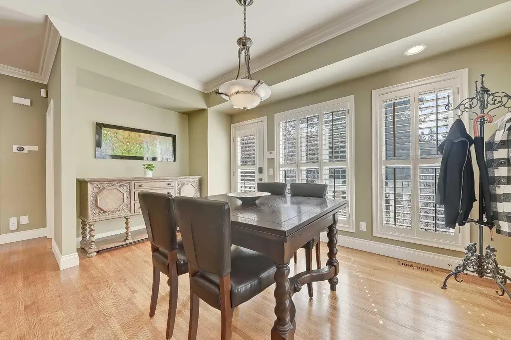 446 Killarney Glen Court SW Calgary AB T3E 7H4