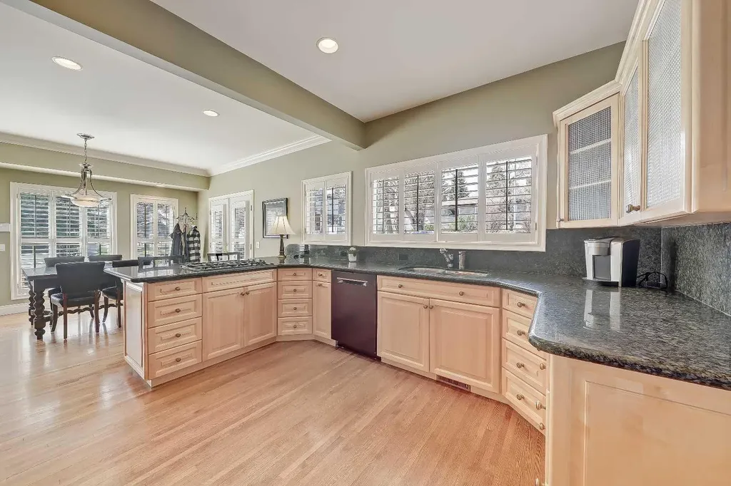 446 Killarney Glen Court SW Calgary AB T3E 7H4