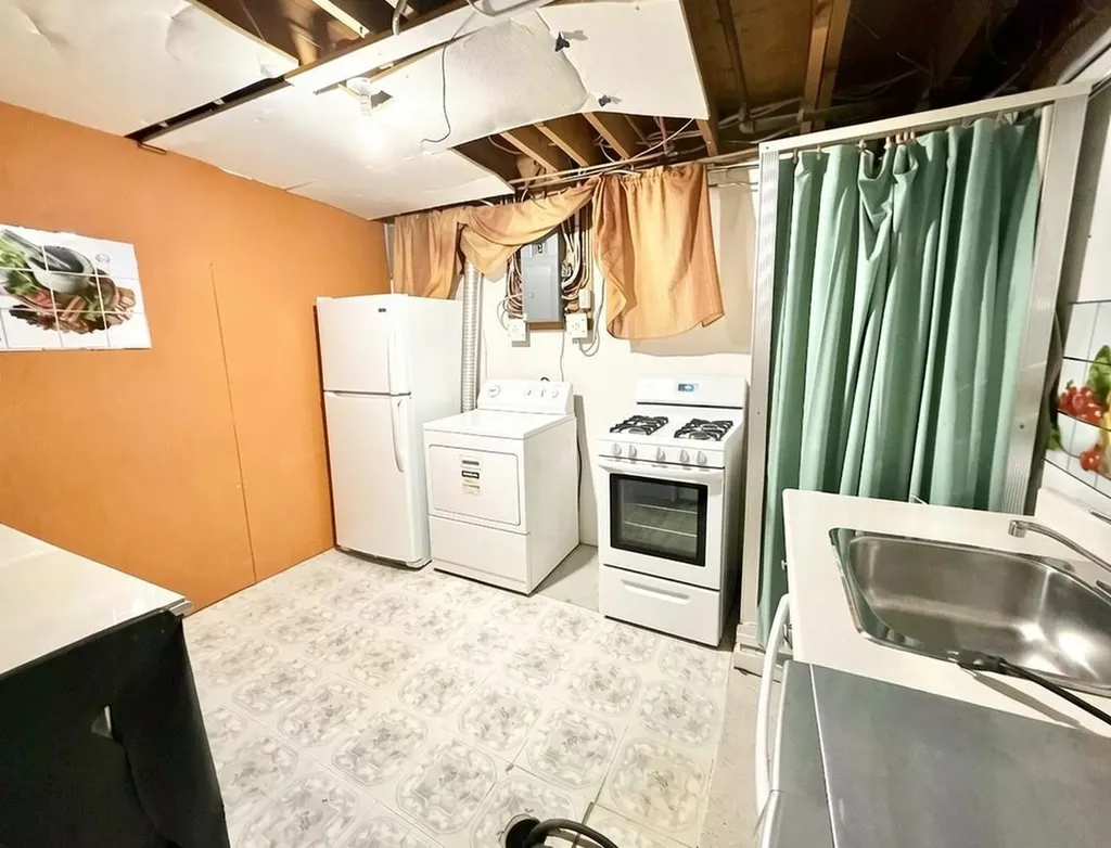 8 9 Avenue W Brooks AB T1R 0N4