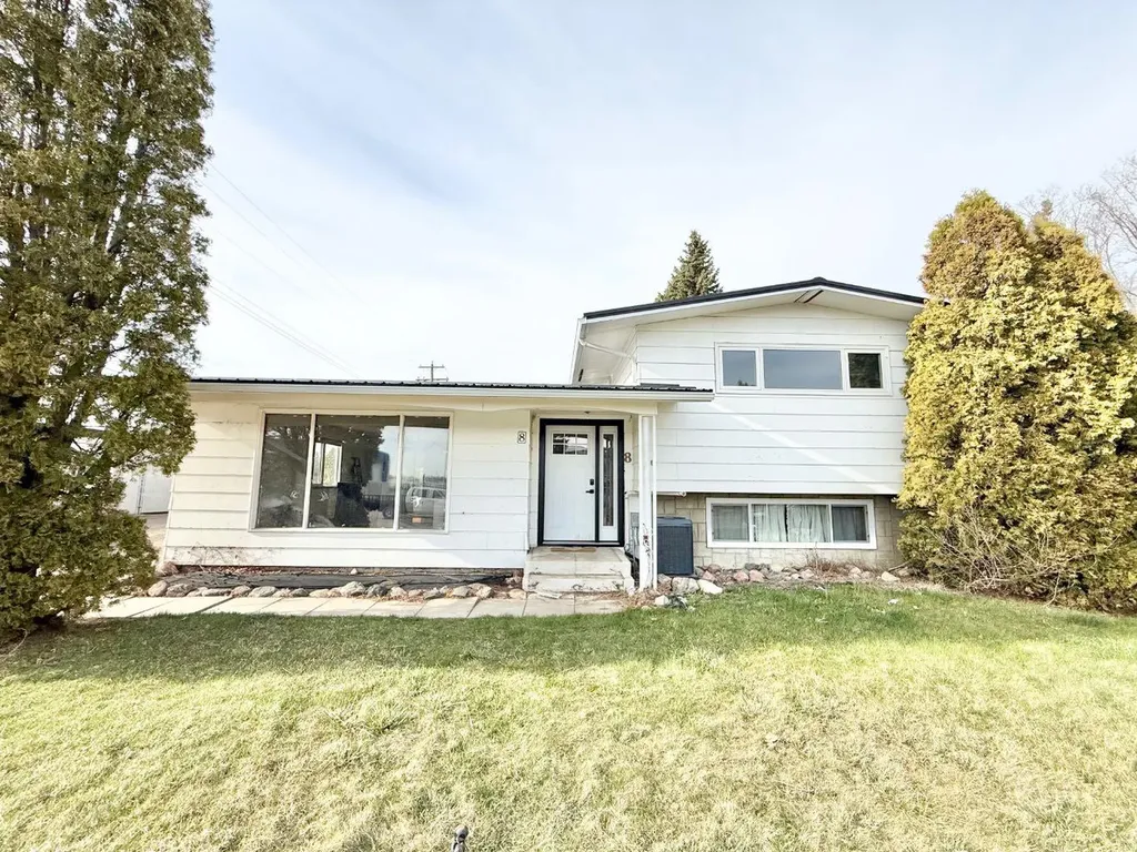 8 9 Avenue W Brooks AB T1R 0N4