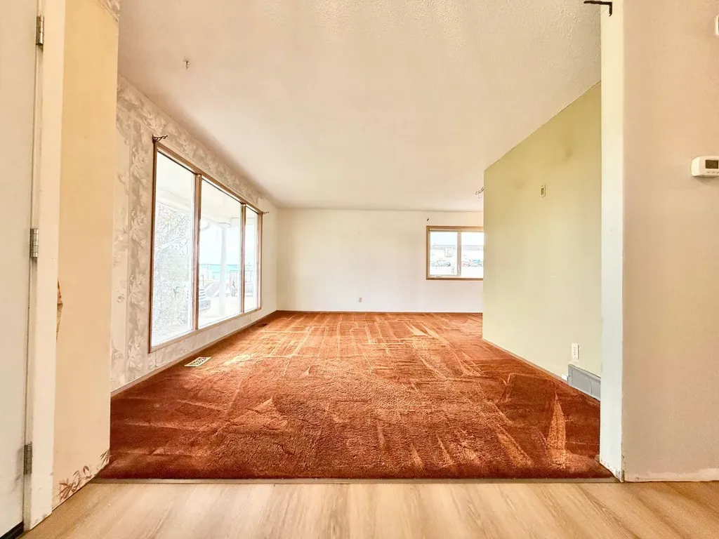 8 9 Avenue W Brooks AB T1R 0N4