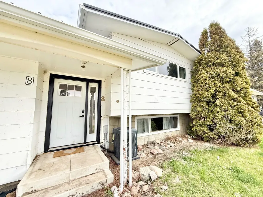 8 9 Avenue W Brooks AB T1R 0N4