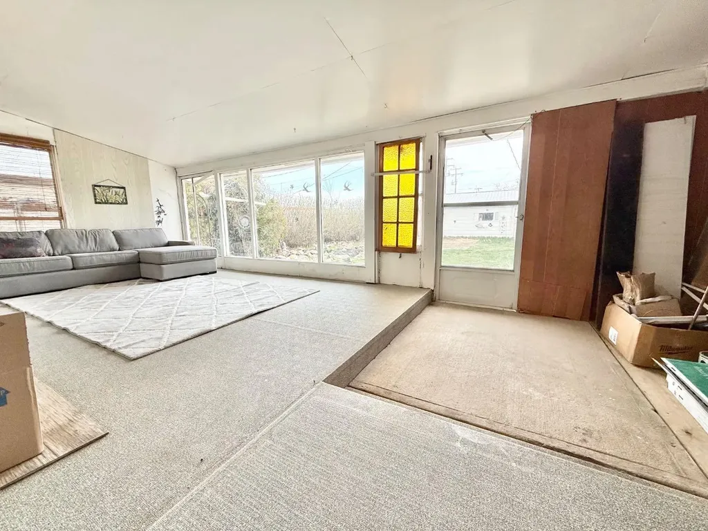 8 9 Avenue W Brooks AB T1R 0N4