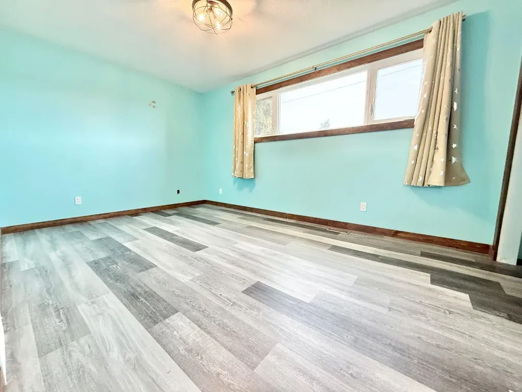 8 9 Avenue W Brooks AB T1R 0N4