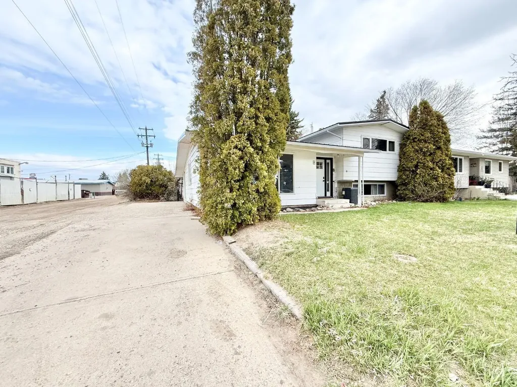 8 9 Avenue W Brooks AB T1R 0N4