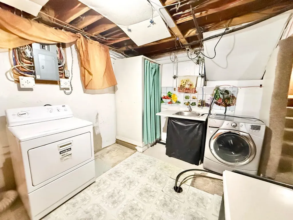 8 9 Avenue W Brooks AB T1R 0N4