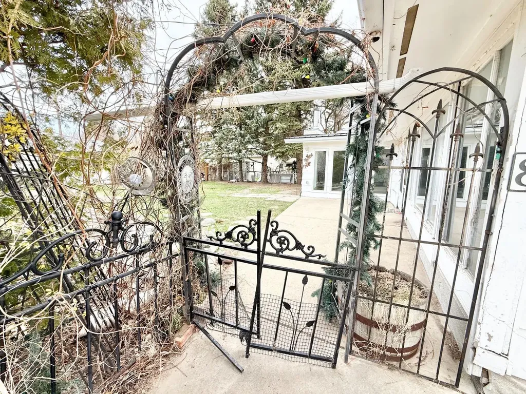 8 9 Avenue W Brooks AB T1R 0N4