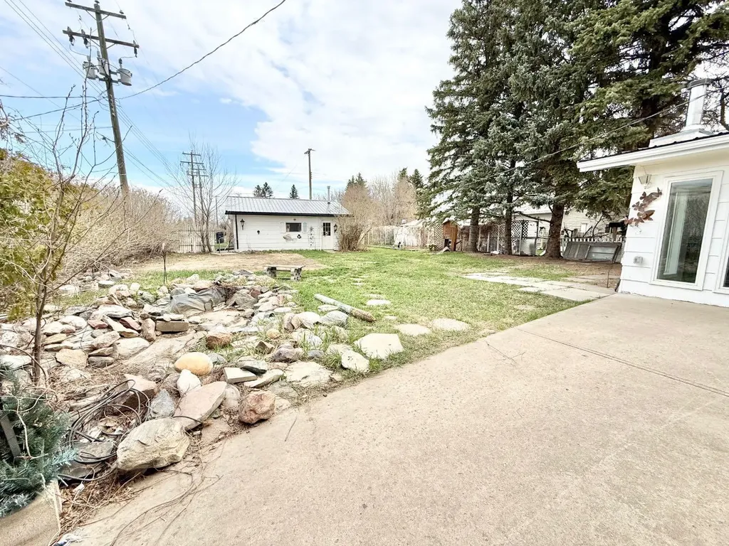 8 9 Avenue W Brooks AB T1R 0N4