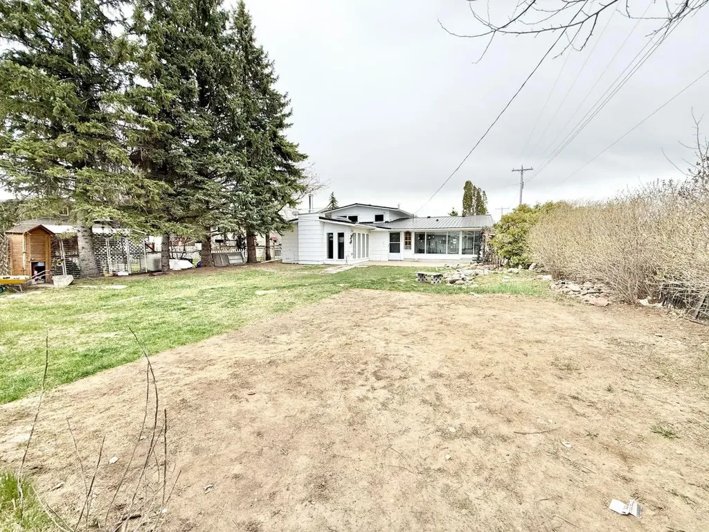 8 9 Avenue W Brooks AB T1R 0N4