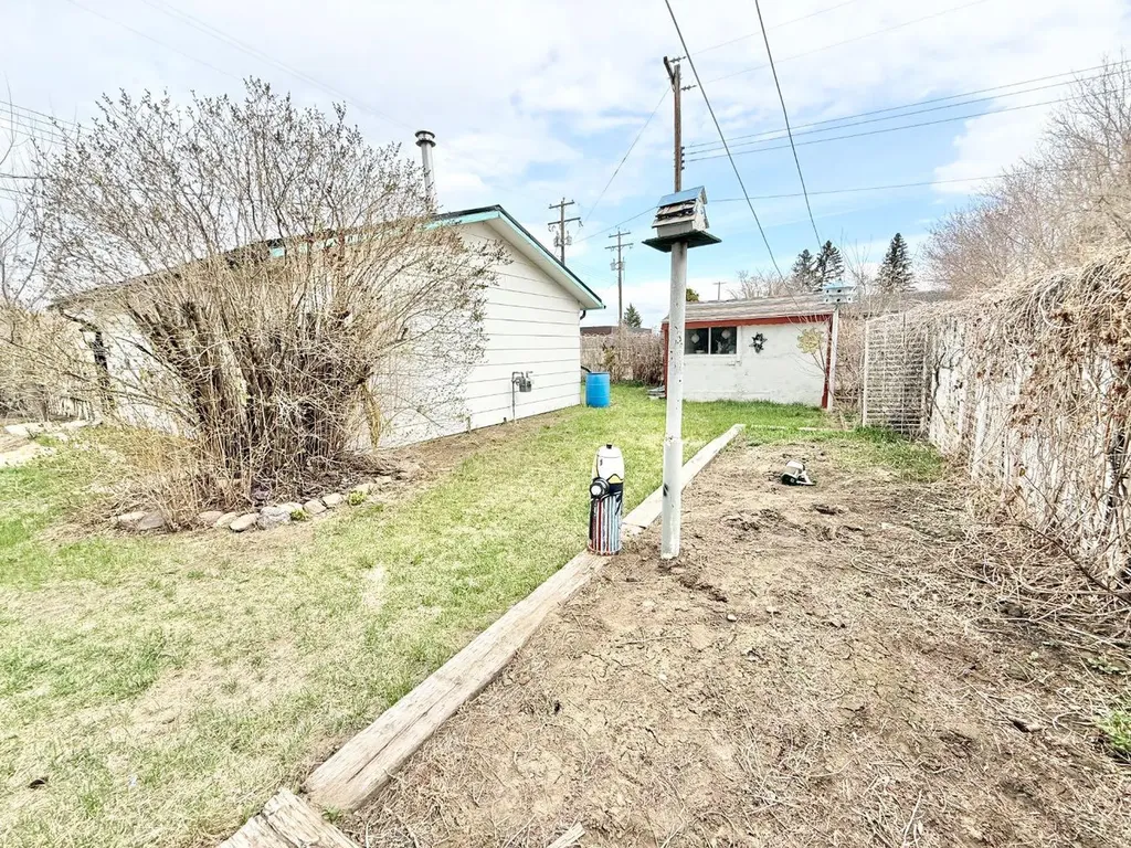 8 9 Avenue W Brooks AB T1R 0N4