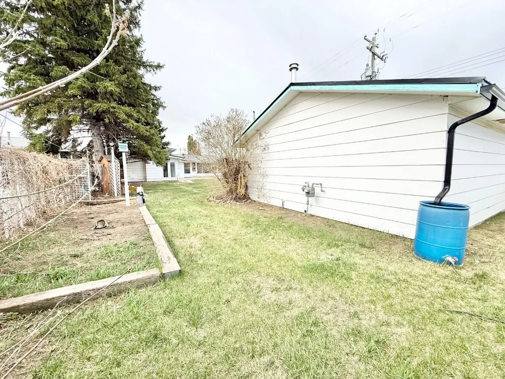 8 9 Avenue W Brooks AB T1R 0N4