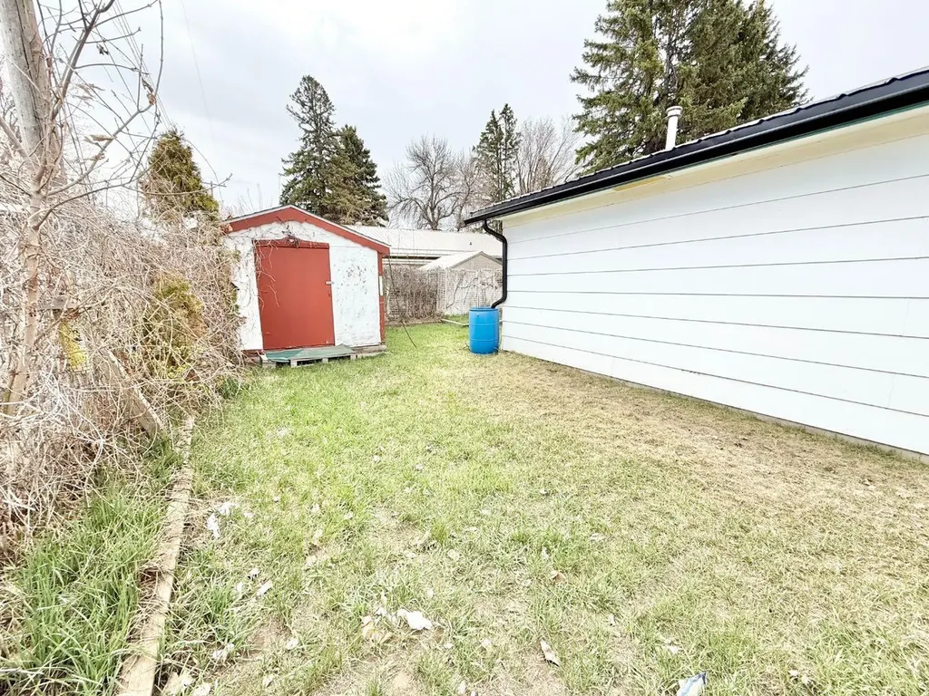 8 9 Avenue W Brooks AB T1R 0N4