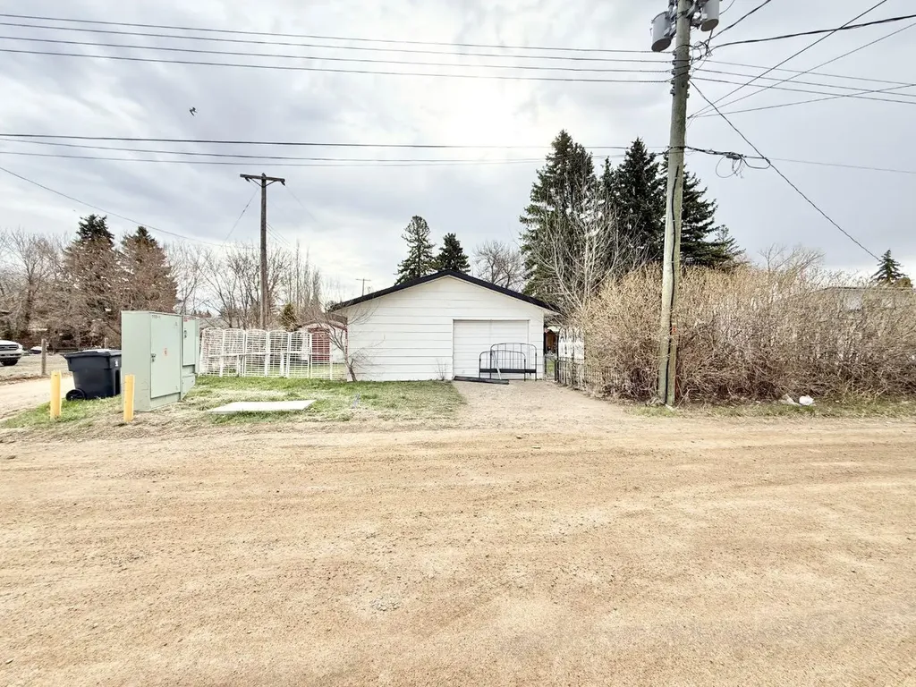 8 9 Avenue W Brooks AB T1R 0N4
