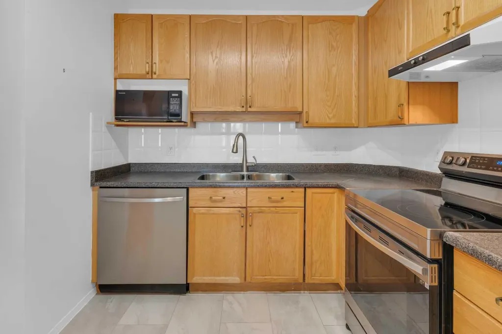 3115 Sienna Park Green SW Calgary AB T3H 3N7