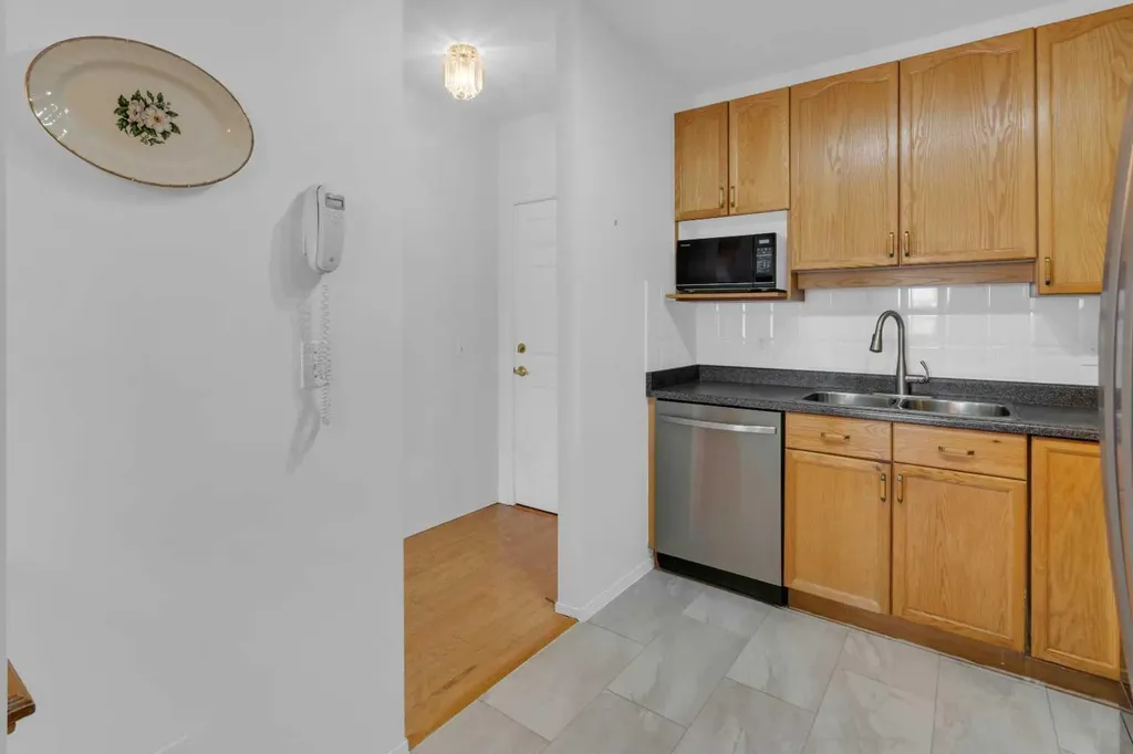 3115 Sienna Park Green SW Calgary AB T3H 3N7