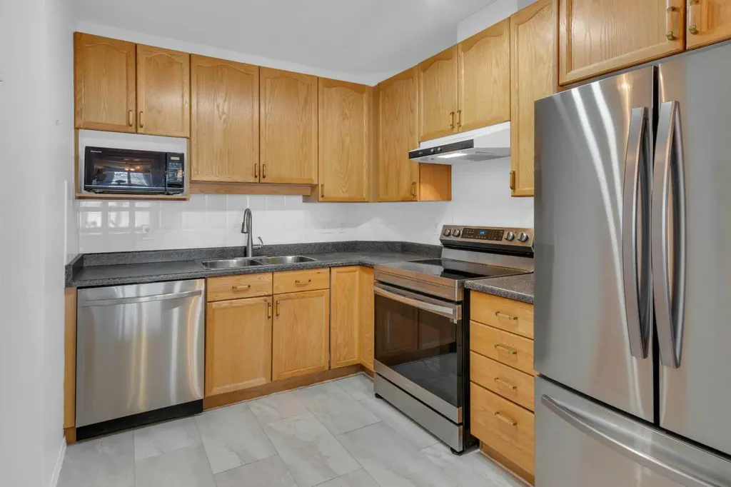 3115 Sienna Park Green SW Calgary AB T3H 3N7