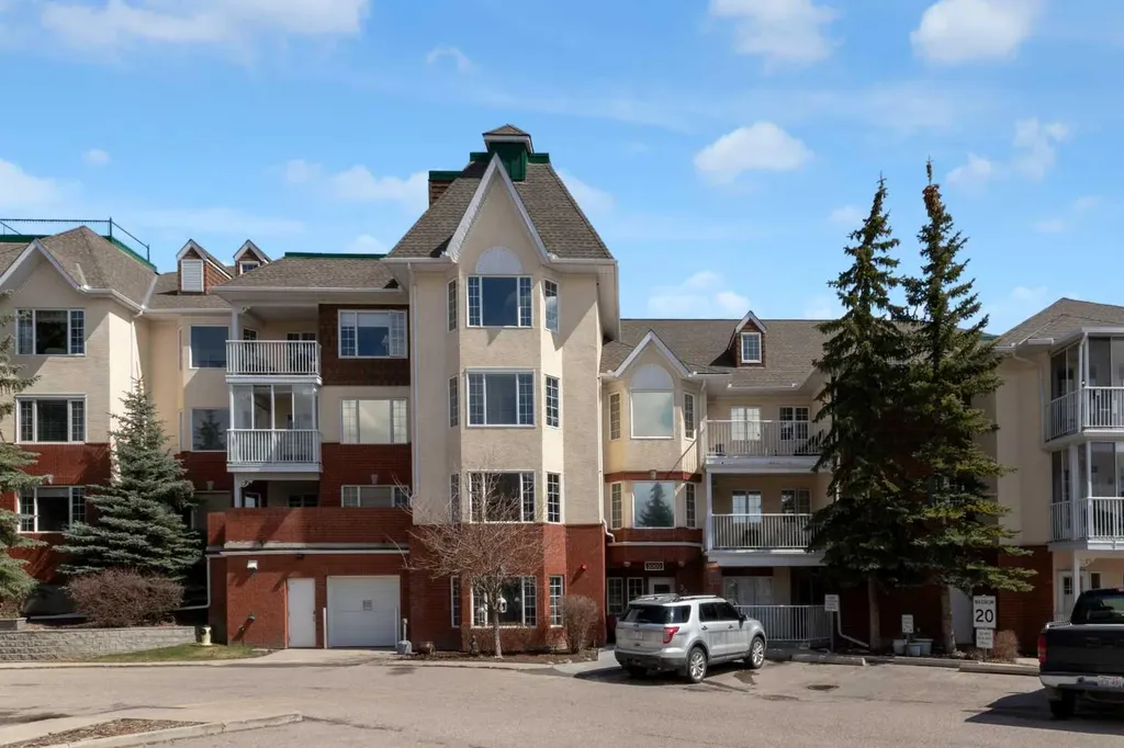 3115 Sienna Park Green SW Calgary AB T3H 3N7