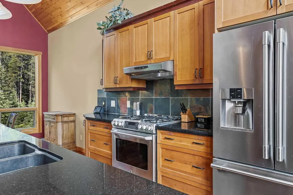 214 Eagle Point Canmore AB T1W 3E6