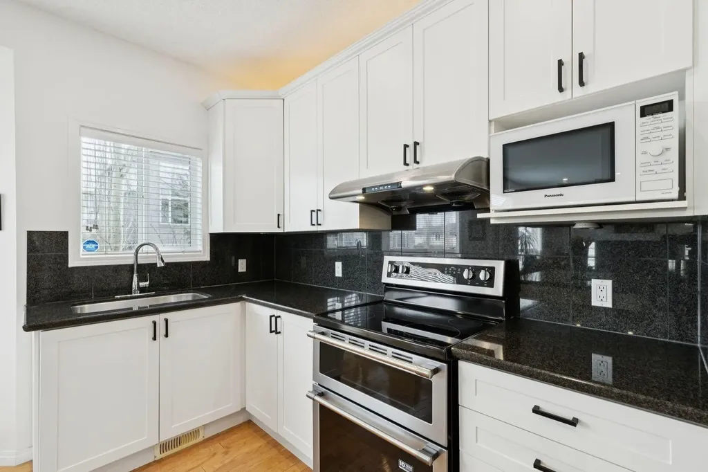 42 Cresthaven Way SW Calgary AB T3B 5X8