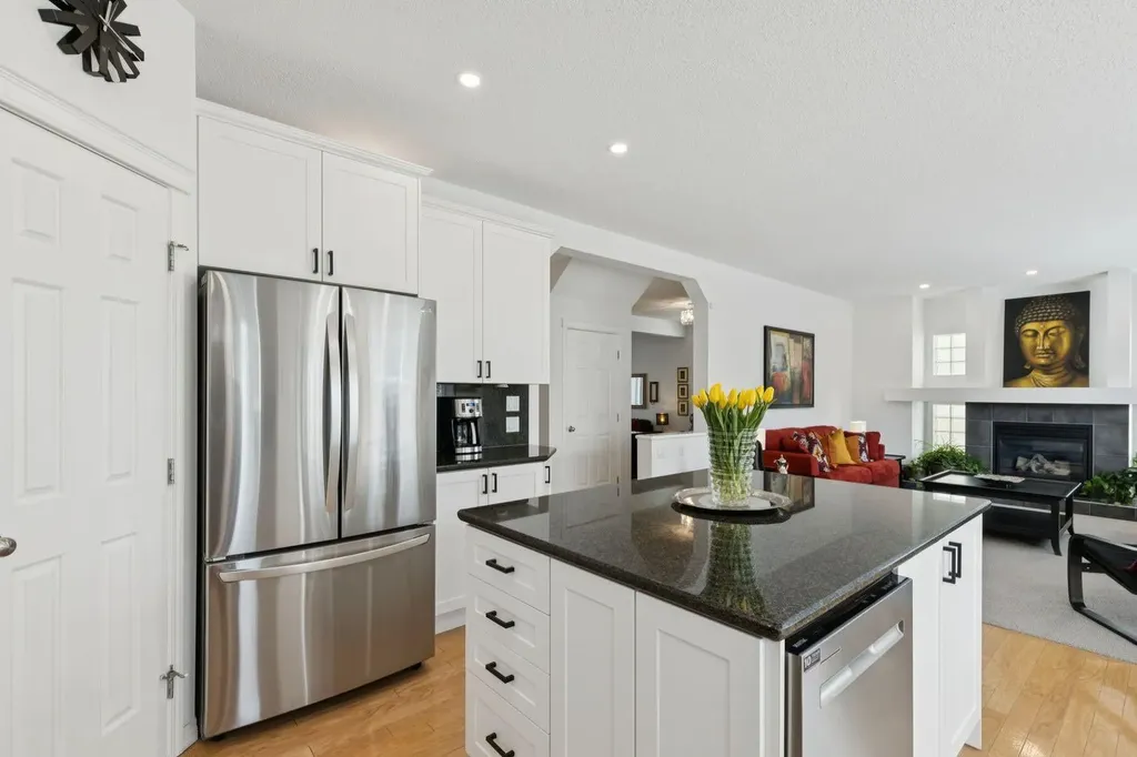 42 Cresthaven Way SW Calgary AB T3B 5X8