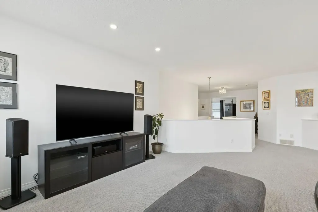 42 Cresthaven Way SW Calgary AB T3B 5X8