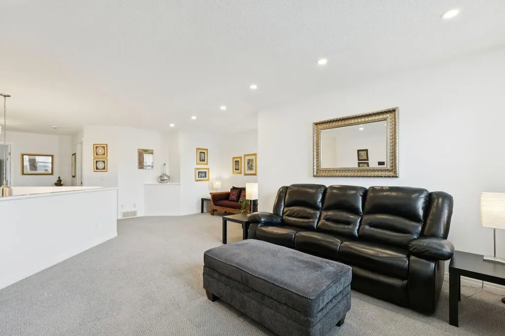 42 Cresthaven Way SW Calgary AB T3B 5X8