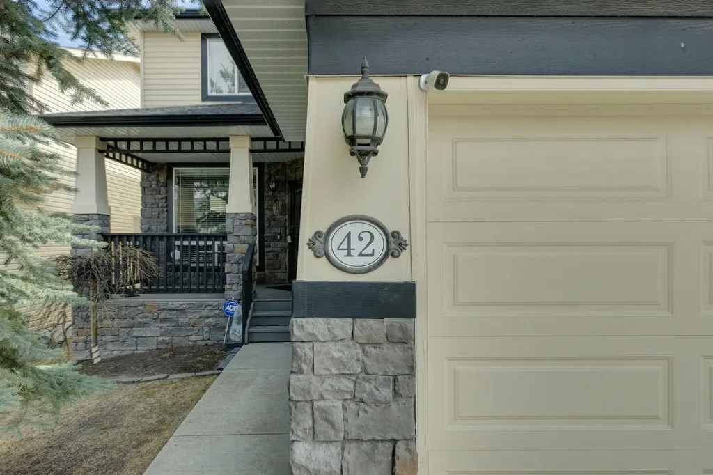 42 Cresthaven Way SW Calgary AB T3B 5X8