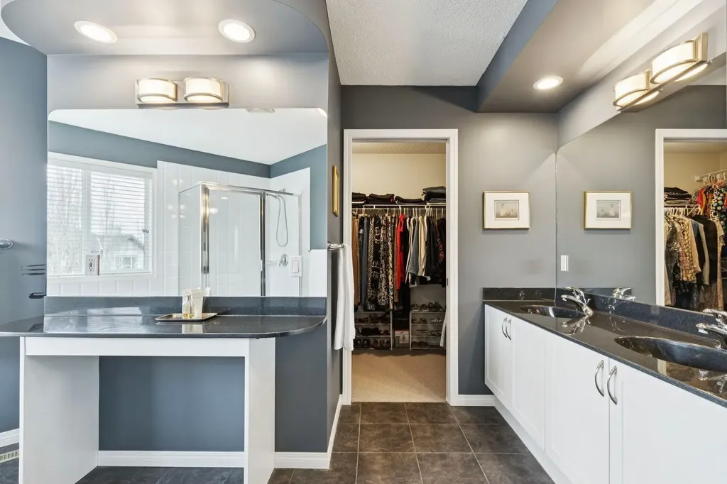 42 Cresthaven Way SW Calgary AB T3B 5X8