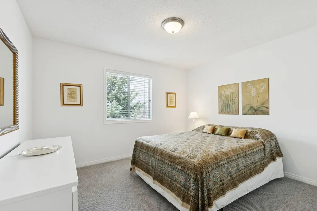 42 Cresthaven Way SW Calgary AB T3B 5X8