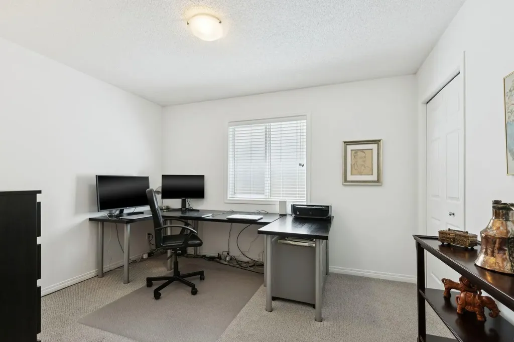 42 Cresthaven Way SW Calgary AB T3B 5X8