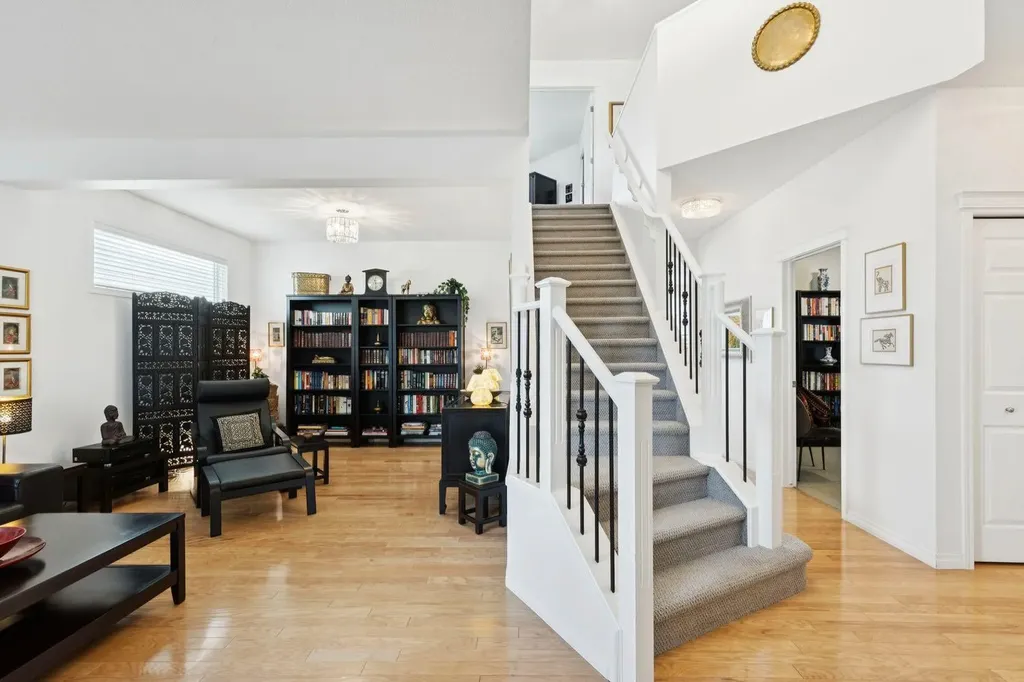 42 Cresthaven Way SW Calgary AB T3B 5X8