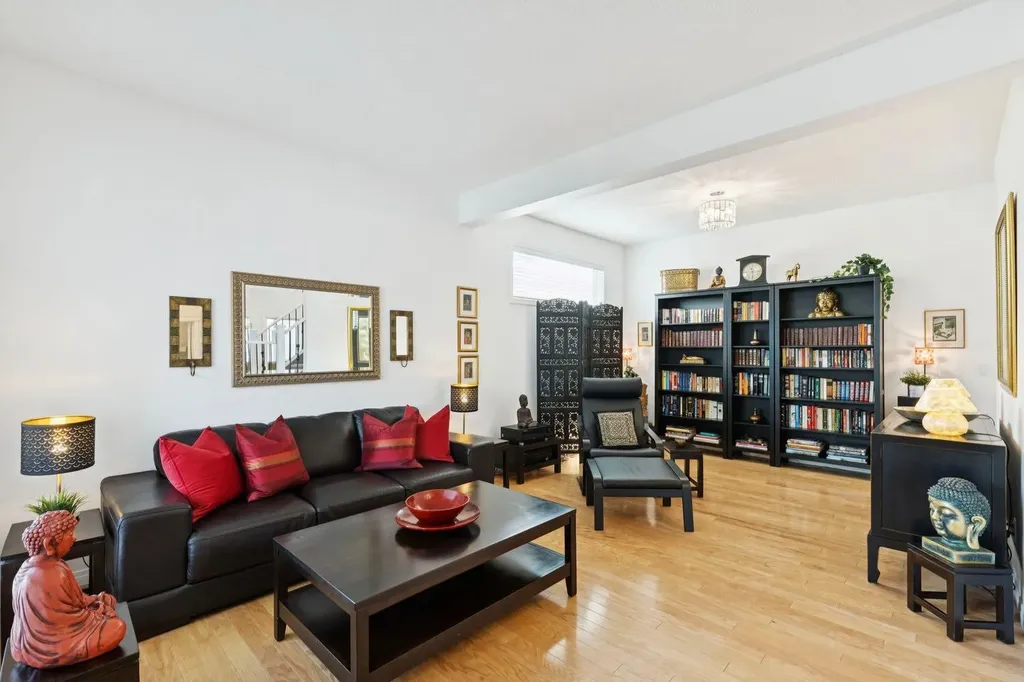 42 Cresthaven Way SW Calgary AB T3B 5X8