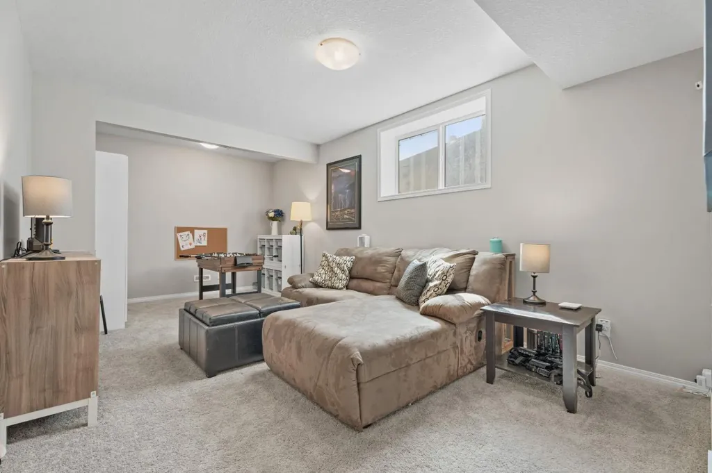 49 Kingsbridge Place SE Airdrie AB T4A 0S4