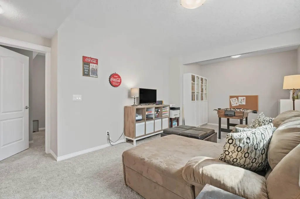 49 Kingsbridge Place SE Airdrie AB T4A 0S4