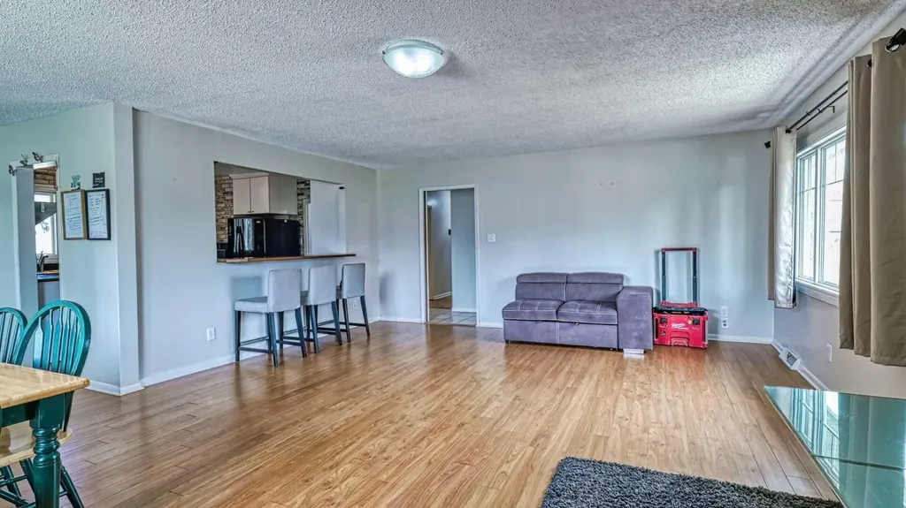 5924 Bow Crescent NW Calgary AB T3B 2B7