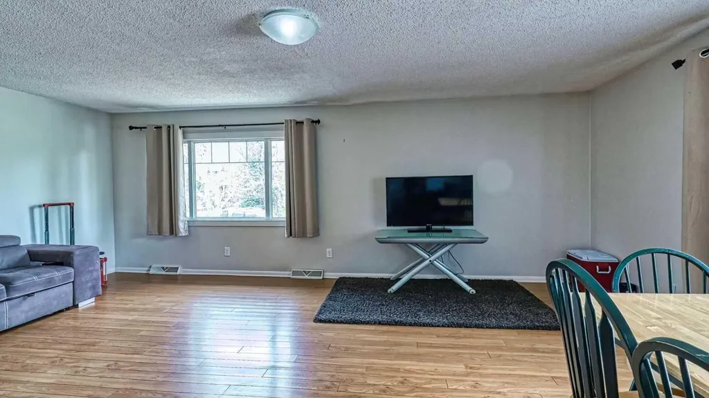 5924 Bow Crescent NW Calgary AB T3B 2B7
