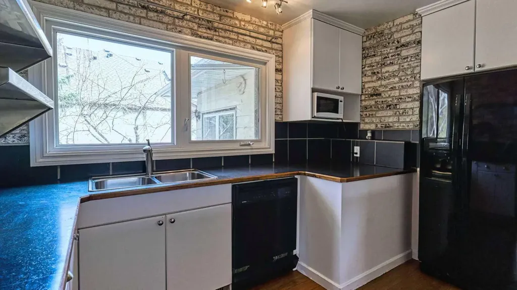 5924 Bow Crescent NW Calgary AB T3B 2B7