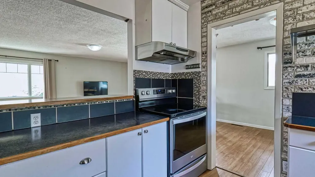 5924 Bow Crescent NW Calgary AB T3B 2B7