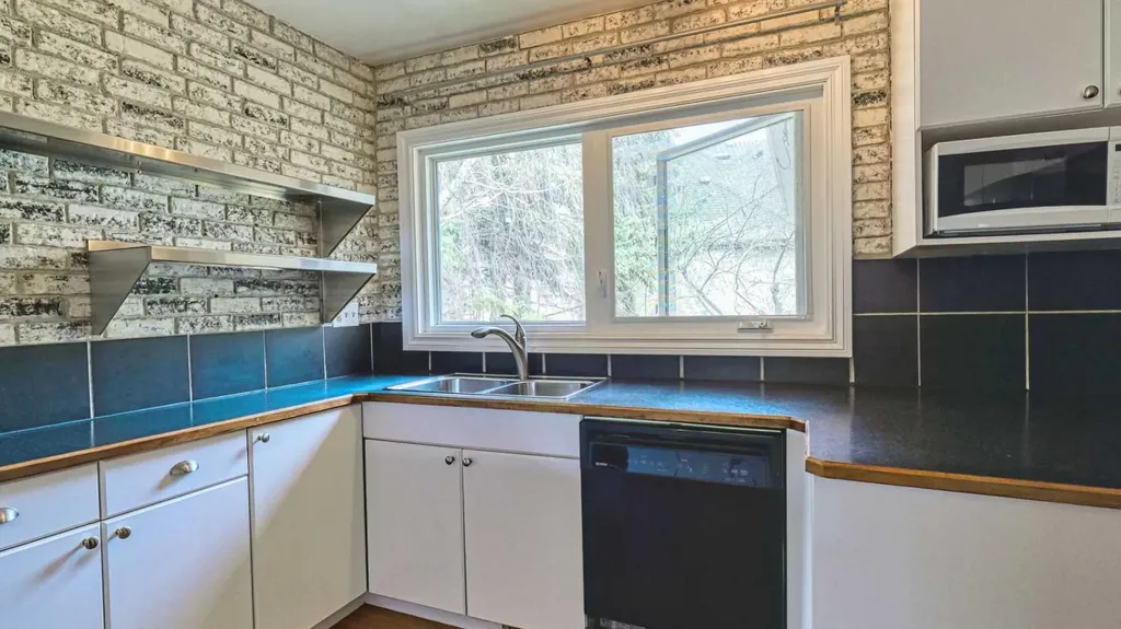 5924 Bow Crescent NW Calgary AB T3B 2B7