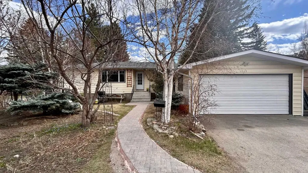 5924 Bow Crescent NW Calgary AB T3B 2B7