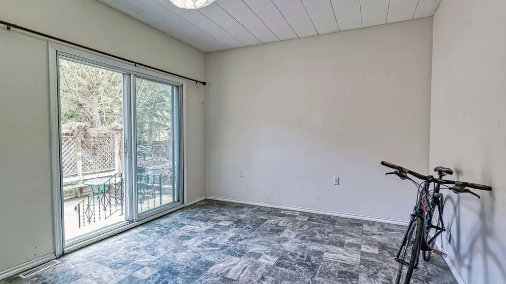 5924 Bow Crescent NW Calgary AB T3B 2B7