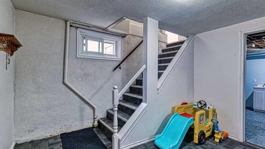 5924 Bow Crescent NW Calgary AB T3B 2B7